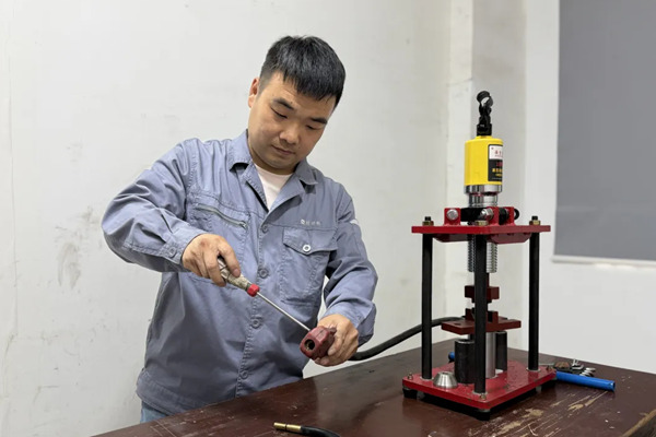 纺织工匠在行动 ②丨 慕卫华工作室巧改造 报废二保焊枪焕新生